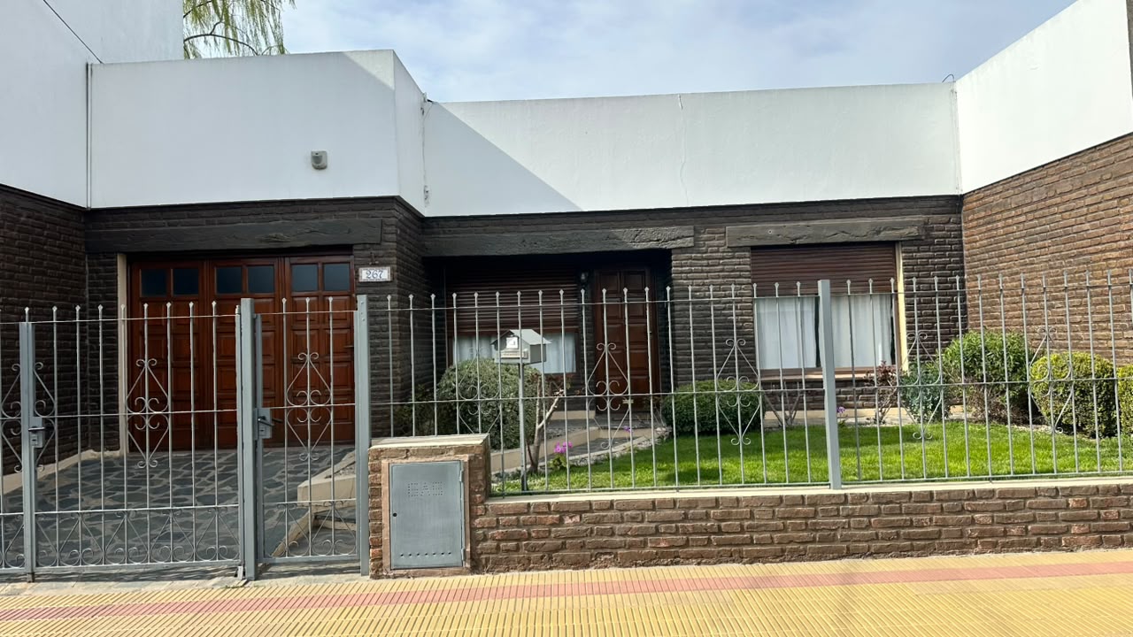Venta de Casa Dos Dormitorios con cochera cubierta y amplio parque en Villa Italia