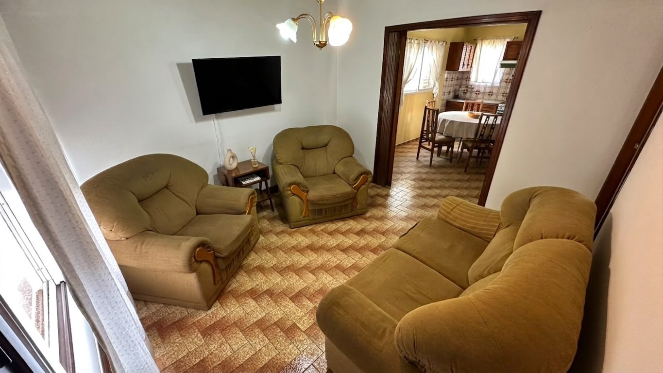 Venta de Casa Dos Dormitorios con cochera cubierta y amplio parque en Villa Italia