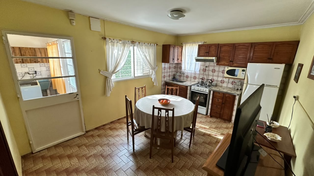 Venta de Casa Dos Dormitorios con cochera cubierta y amplio parque en Villa Italia