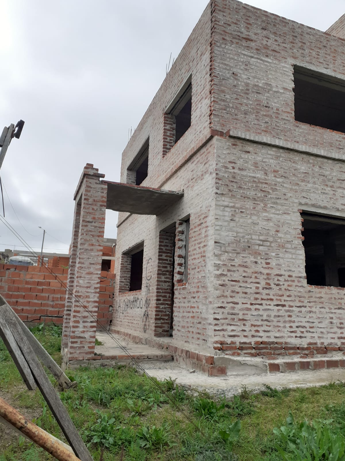 VENTA EN TANDIL DE CONSTRUCCION A TERMINAR ZONA UNCAS