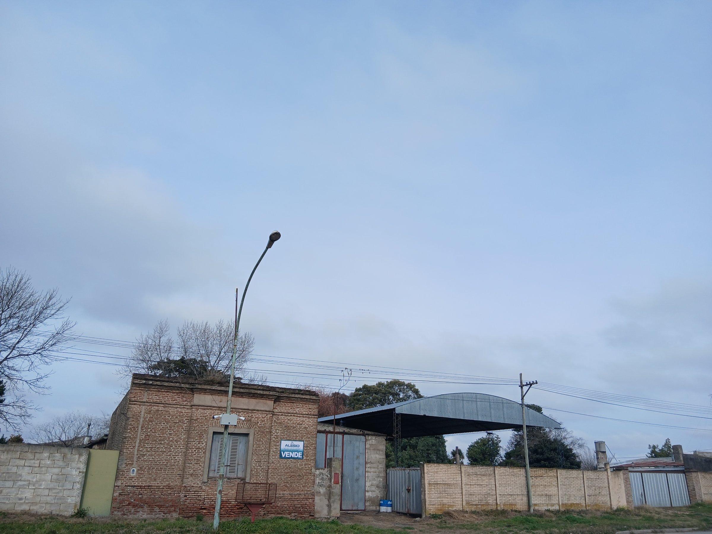 LOTE CON CASA A RECICLAR Y TINGLADO