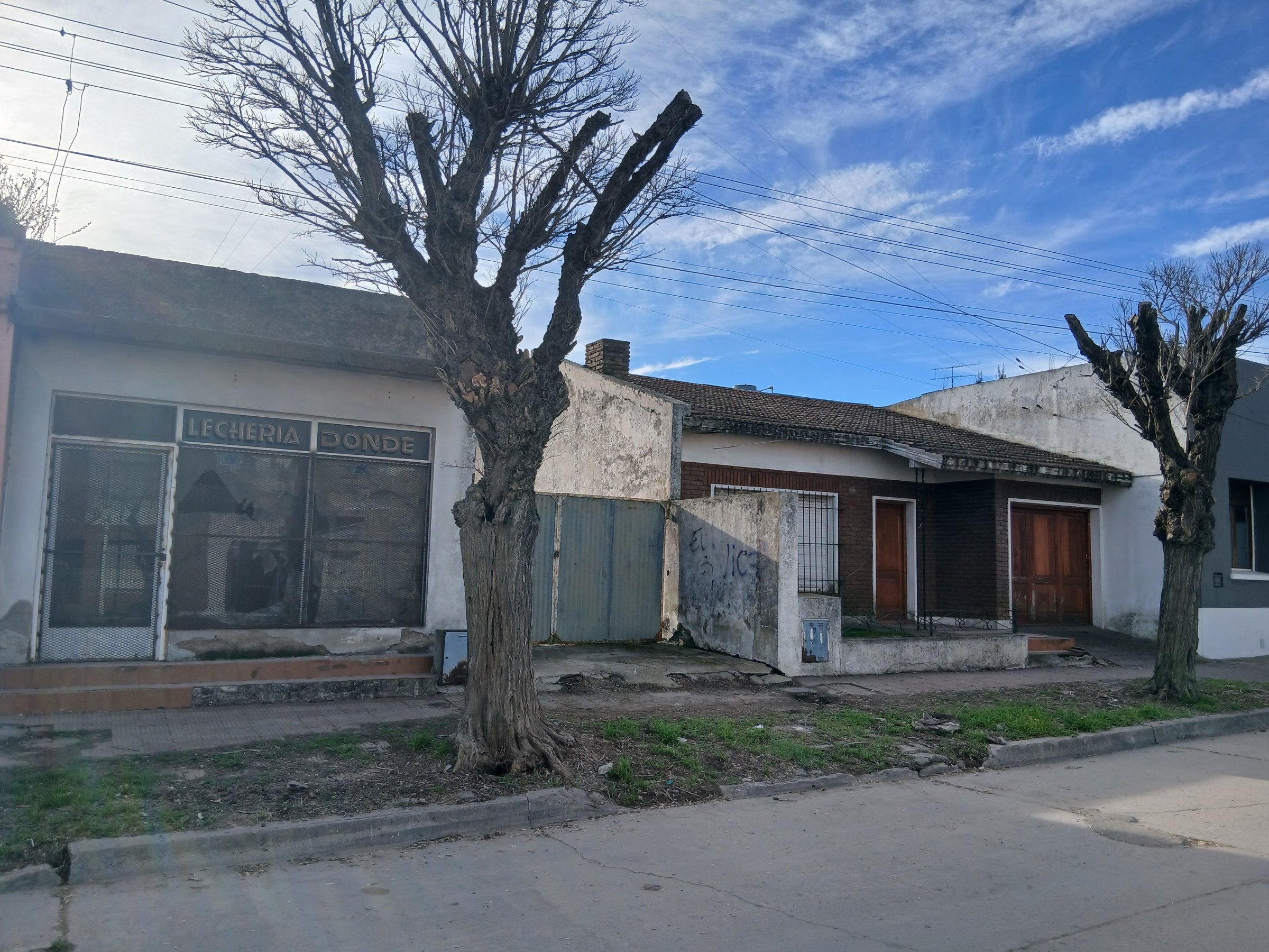 EXCELENTE CASA CON LOCAL 🏡