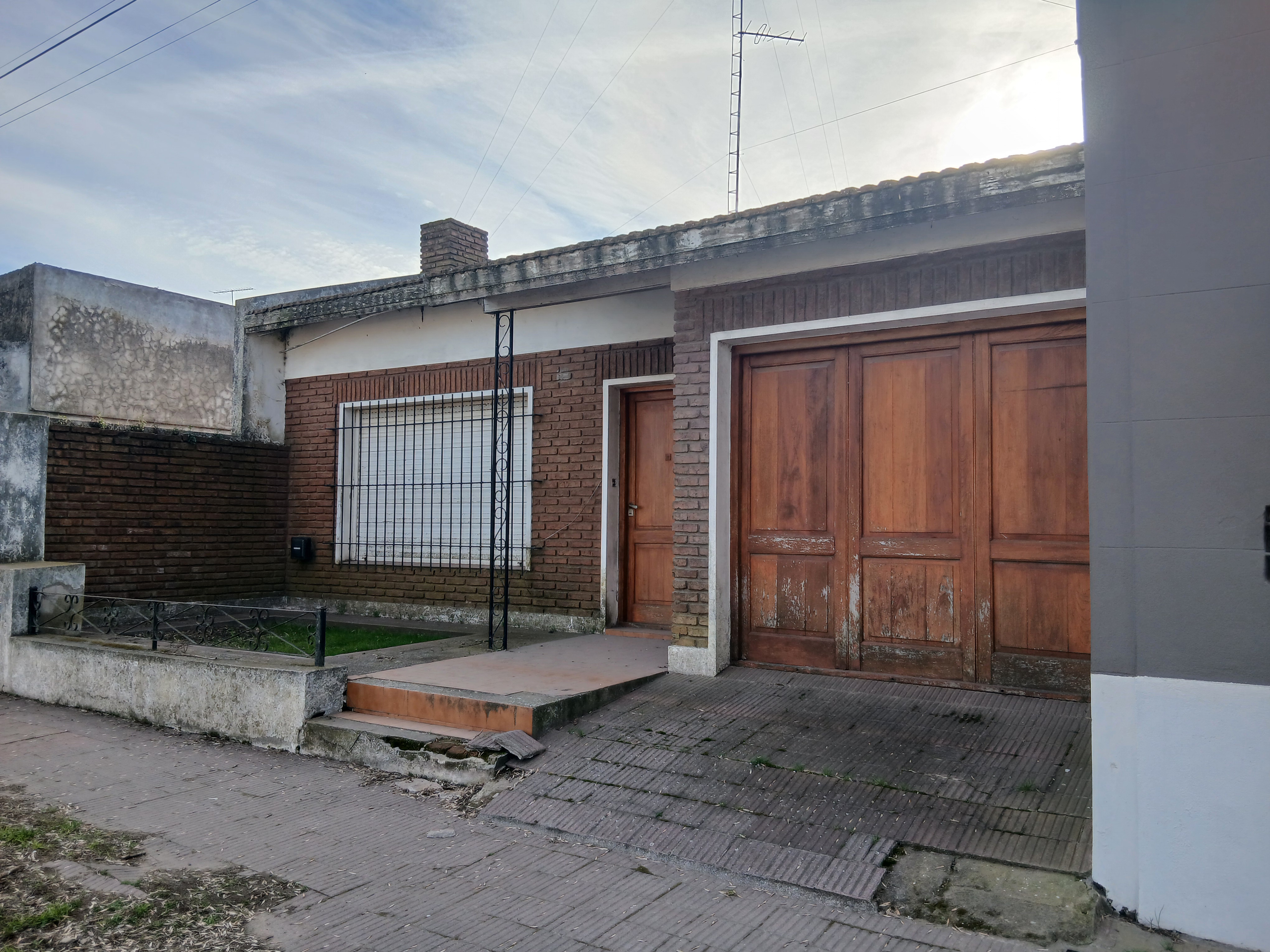 EXCELENTE CASA CON LOCAL 🏡