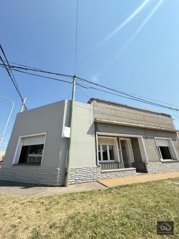 Casa 3 dorm, 320m² con garage y quincho — Ijurco y Ugalde