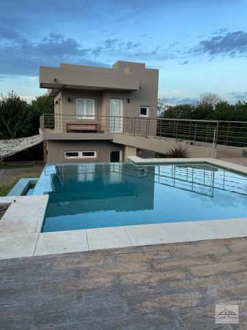 Casa 4 dorm, 300m² con garage — Costa Esmeralda