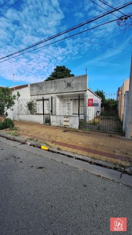 Casa en Arenales 141, 2 dorm, 1 baño, a reciclar