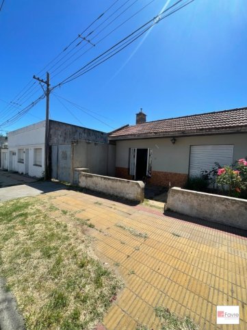 Casa 3 dorm, 100m² en Ituzaingo 1271 con entrada de auto