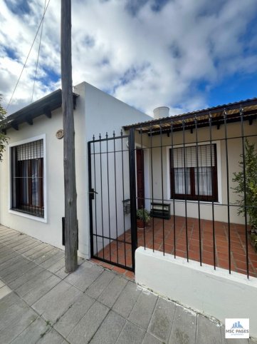 Casa 2 dorm, 90m² con garage — Dhers 180