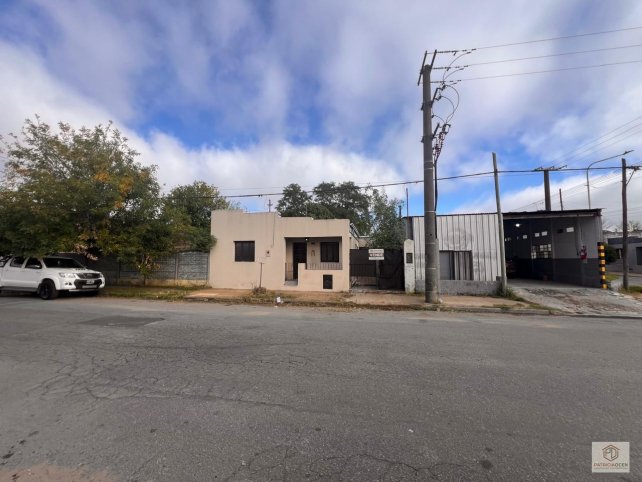 Casa 2 dorm, 155m² a reciclar — Urquiza