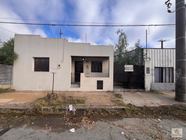 Casa 2 dorm, 155m² a reciclar — Urquiza