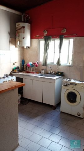 Casa dos habitaciones, baño, cocina y pequeño patio