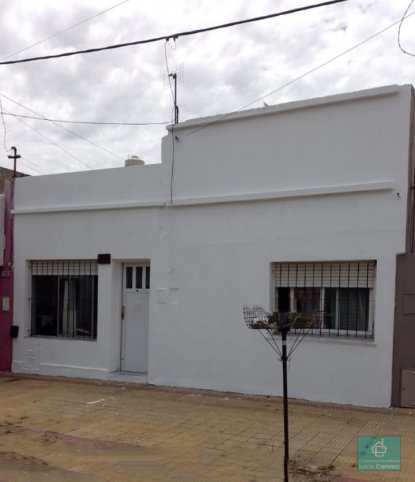 Casa dos habitaciones, baño, cocina y pequeño patio