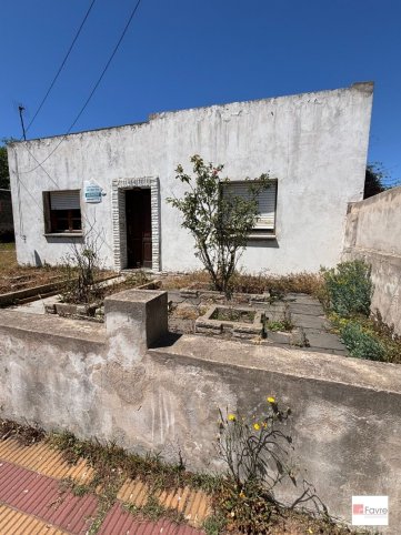 Casa en venta a refaccionar, 85m², 2 dorm, 1 baño, con parrilla