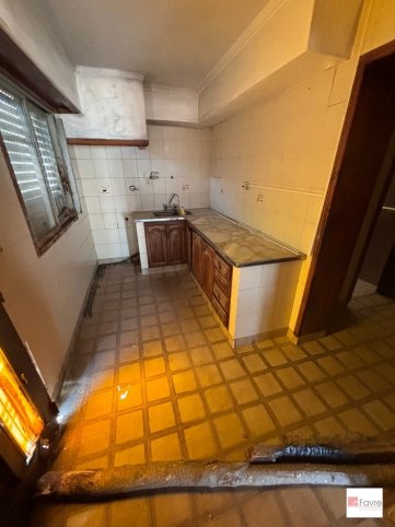 Casa en venta a refaccionar, 85m², 2 dorm, 1 baño, con parrilla