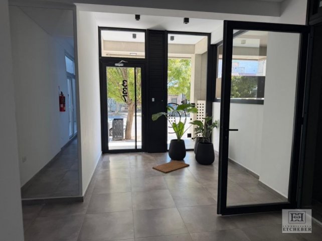 Moderno monoambiente en venta con balcón al frente