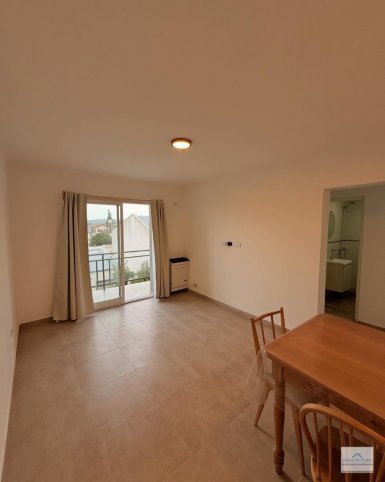 Depto 1 dorm en 2° piso con cochera — Av Del Valle