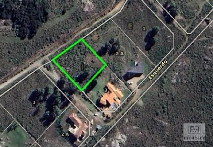 Lote en Chacras del Golf de 2100m² con servicios