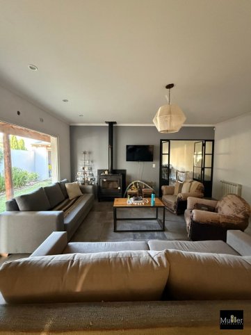 Casa 4 dorm, 254m² con pileta — Los Huesos