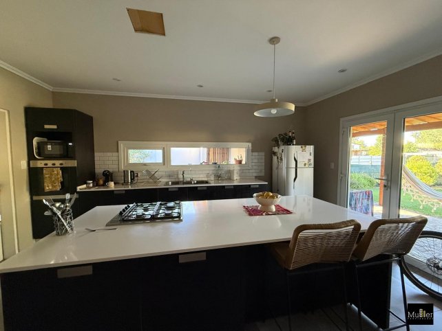 Casa 4 dorm, 254m² con pileta — Los Huesos