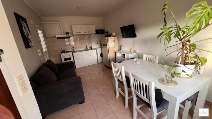 Depto 1 dorm, 40m² en primer piso — Av Rivadavia