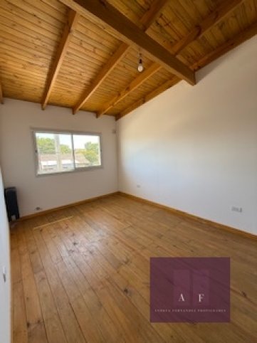 Depto 1 dorm, 1 baño, patio verde, entrada auto — Las Malvinas y San Francisco