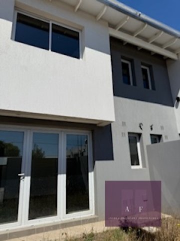 Depto 1 dorm, 1 baño, patio verde, entrada auto — Las Malvinas y San Francisco
