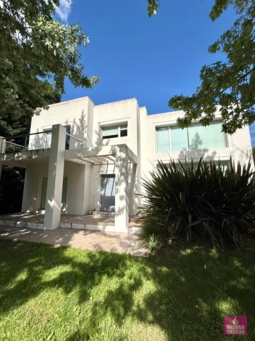 Casa 3 dorm, 240m² en Country Sierras de Tandil con cochera