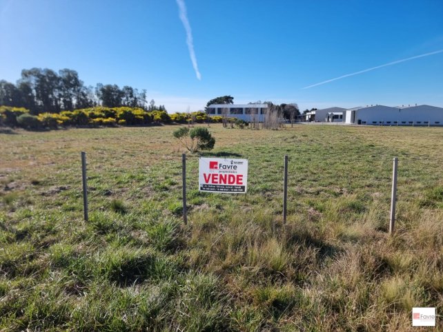 Lote en venta de 4926m² en zona industrial — Acceso a Base Aerea