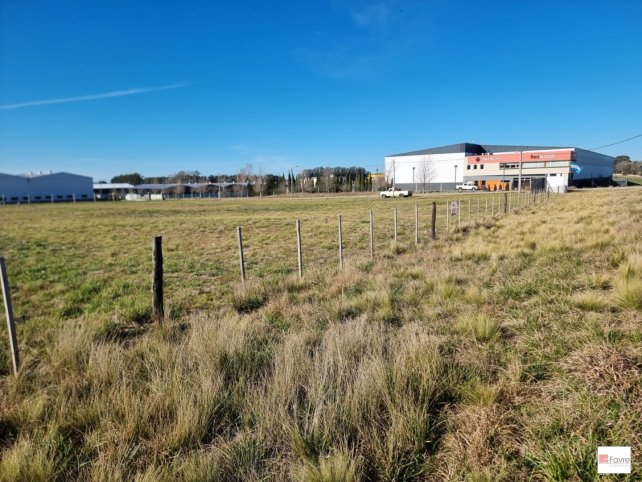 Lote en venta de 4926m² en zona industrial — Acceso a Base Aerea
