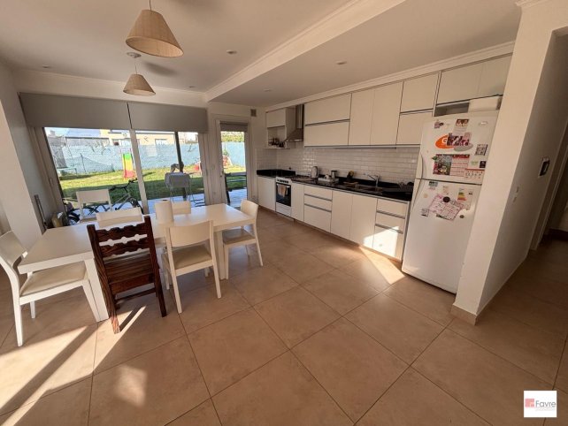Casa 3 dorm, 152m² en Los Ciruelos, cochera para 2 autos