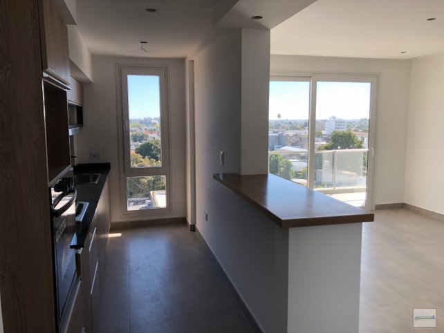 Depto 2 dorm, 104m² con cochera y balcón — Semi-Centro