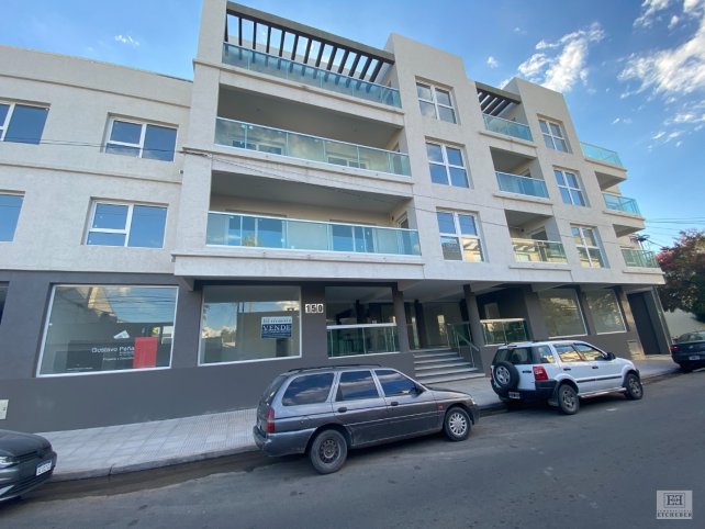 Depto 2 dorm, 90m² con cochera, ascensor y pileta — Centro