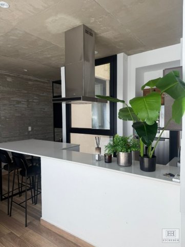 Triplex en venta, 135m², 2 dorm, 2 baños, con cochera y piscina — Paz 1200