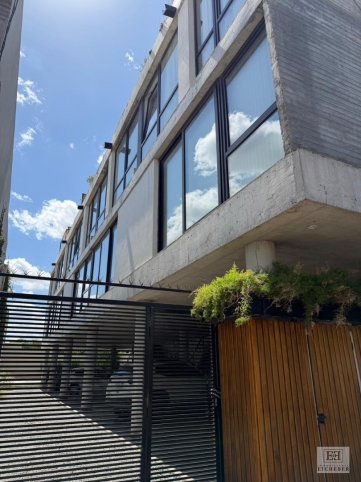 Triplex en venta, 135m², 2 dorm, 2 baños, con cochera y piscina — Paz 1200