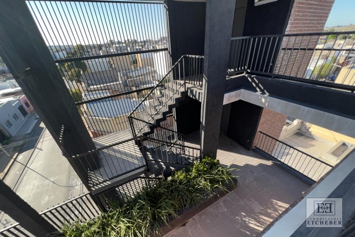 Depto 2 dorm, 90m² con cochera y ascensor — Montevideo y Roca