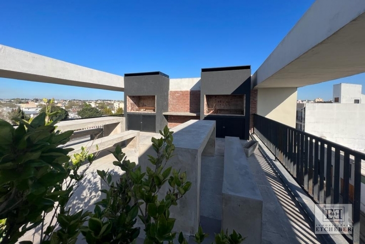 Depto 2 dorm, 90m² con cochera y ascensor — Montevideo y Roca
