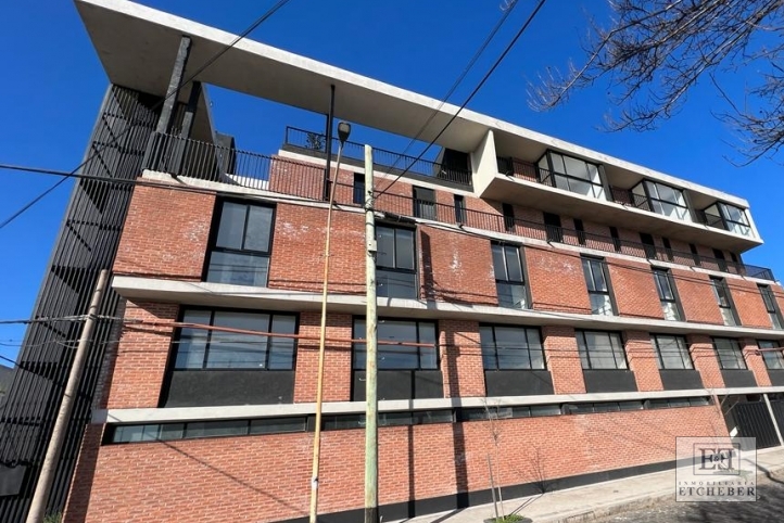 Depto 2 dorm, 90m² con cochera y ascensor — Montevideo y Roca