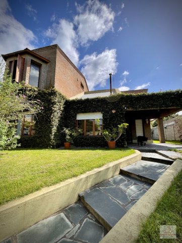 Casa 4 dorm, 300m² con cochera — Pellegrini