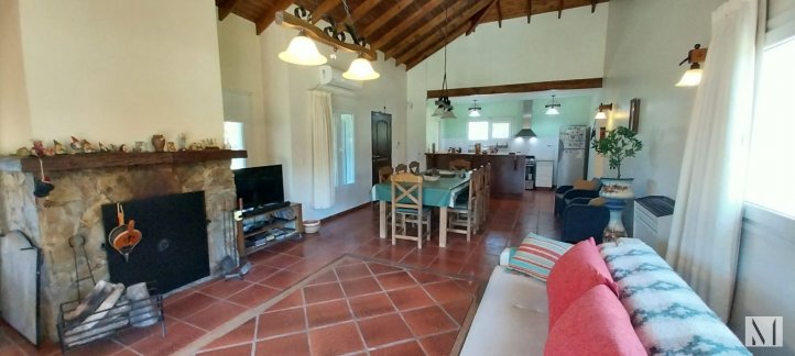 Quinta en Venta Del Águila 2000, 180m², 2 dormitorios, 2 baños, amplio espacio verde
