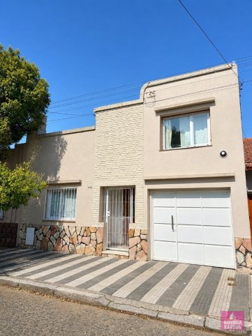 Casa moderna 2 dorm, 100m² con pileta y garage — 4 de Abril