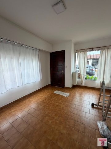 Casa en ph al frente, 55m², 2 dorm, 1 baño, patio — Sarmiento al 1200