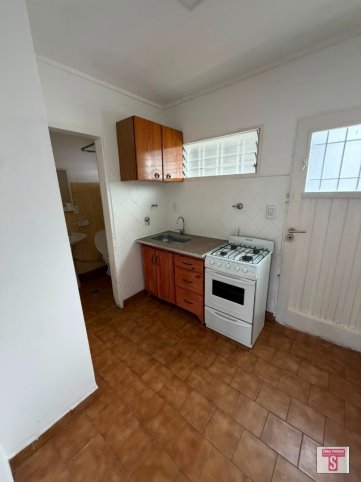 Casa en ph al frente, 55m², 2 dorm, 1 baño, patio — Sarmiento al 1200
