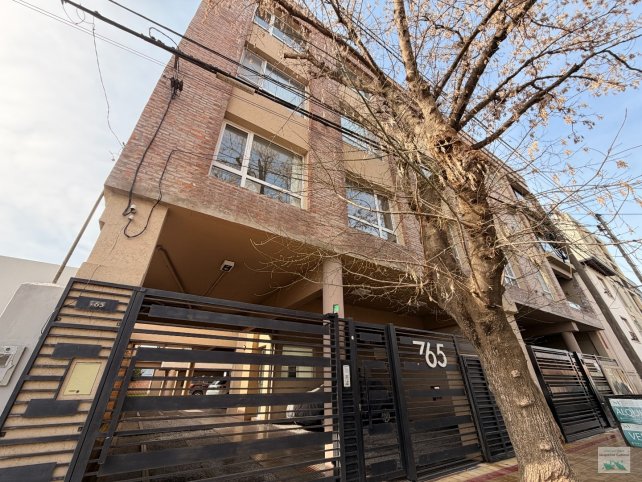 Depto. 2 dorm, 1 baño, cochera, 3° piso con ascensor — Saavedra al 700