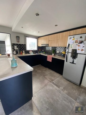 Casa en venta sobre Brasil al 800, 270m², 3 dorm, 4 baños, garage