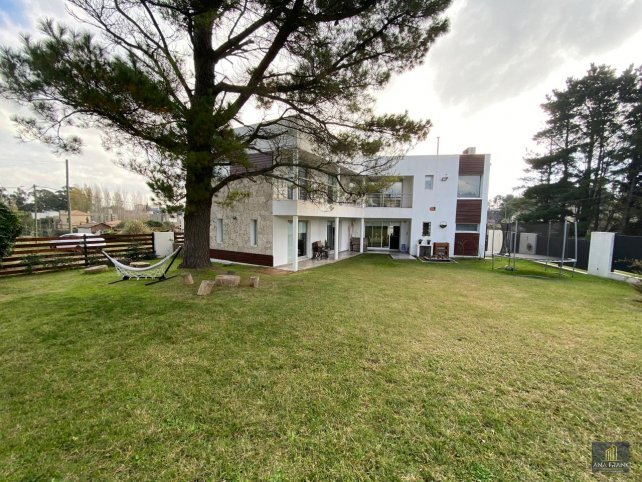 Casa en venta sobre Brasil al 800, 270m², 3 dorm, 4 baños, garage