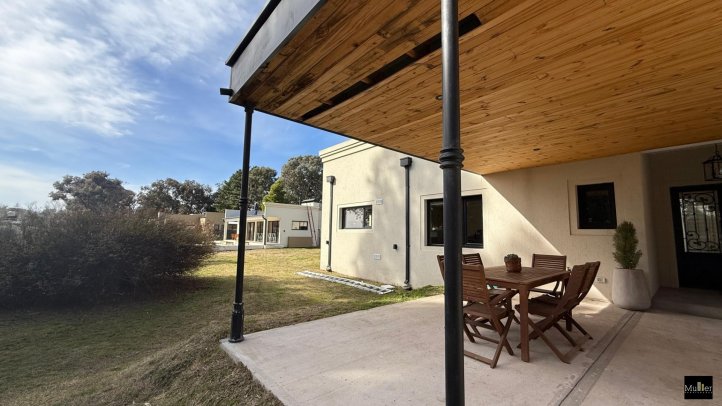 Casa a estrenar 3 dorm, 170m² con pileta y quincho