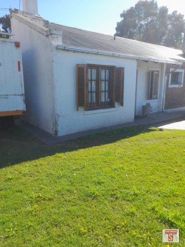 Casa 2 dorm, amplia sobre lote — Aeronautica Argentina