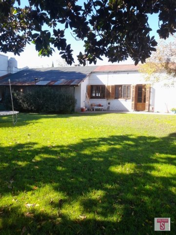 Casa 2 dorm, amplia sobre lote — Aeronautica Argentina