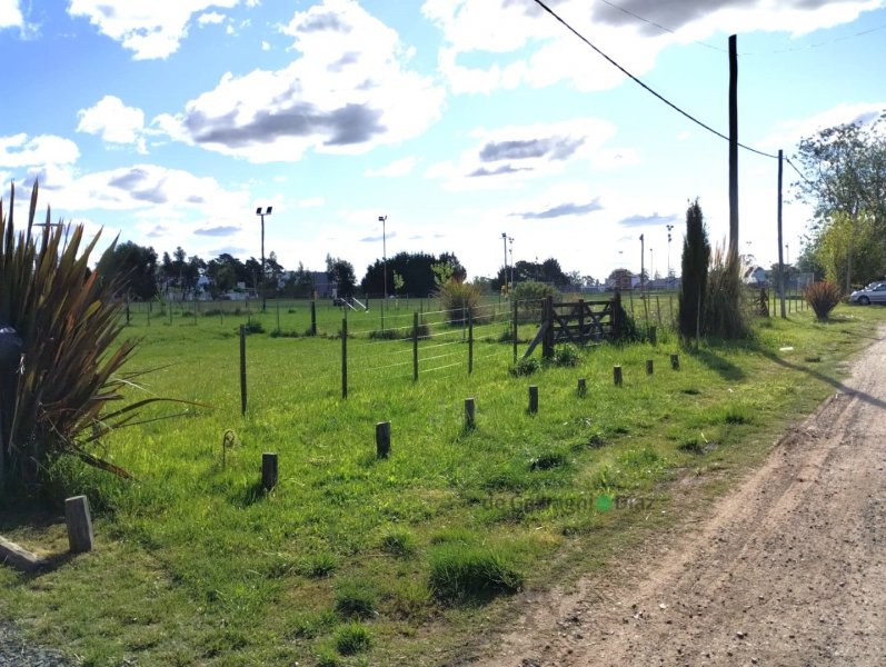 Lote en venta de 974m² con todos los servicios — La Rural