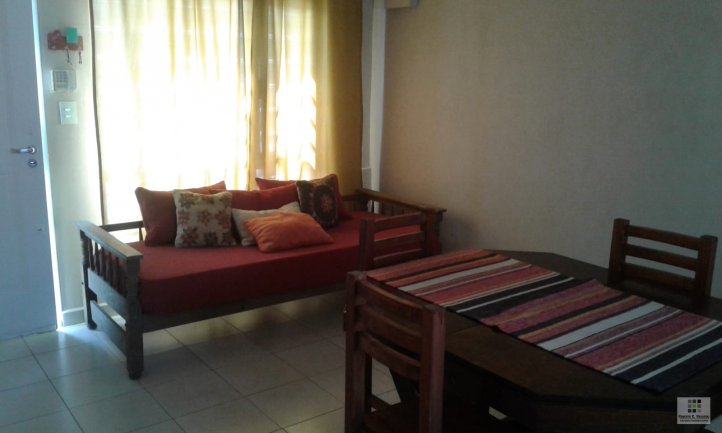 Casa 1 dorm con entrada de auto — Colombia y Las Malvinas